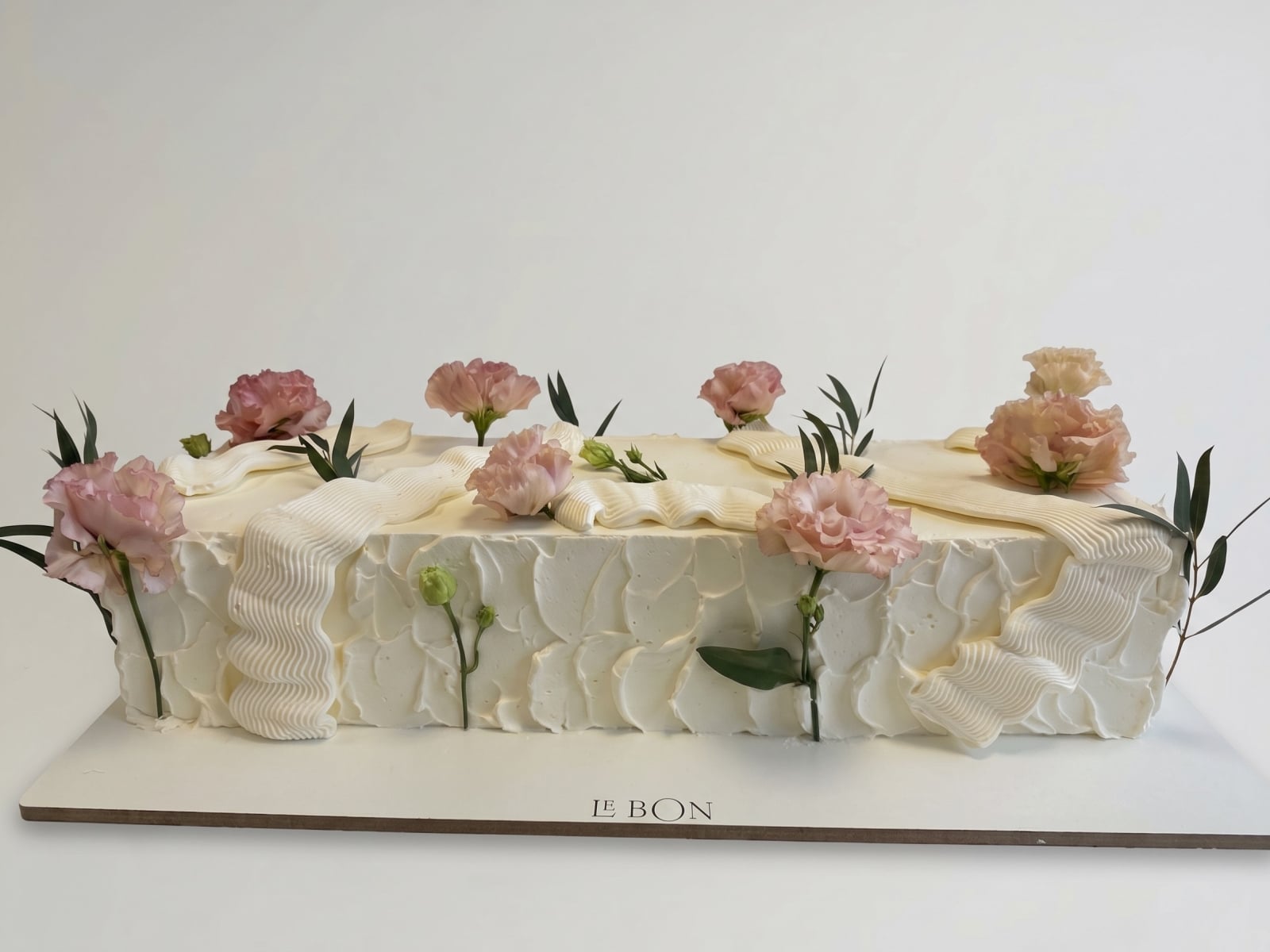 Elegantná svadobná torta s mladomanželmi.