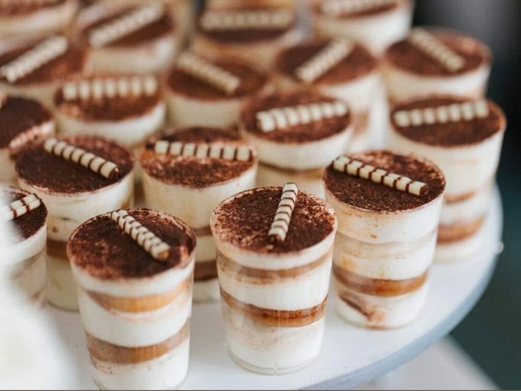 Mini tiramisu poháriky na svadobný candy bar.