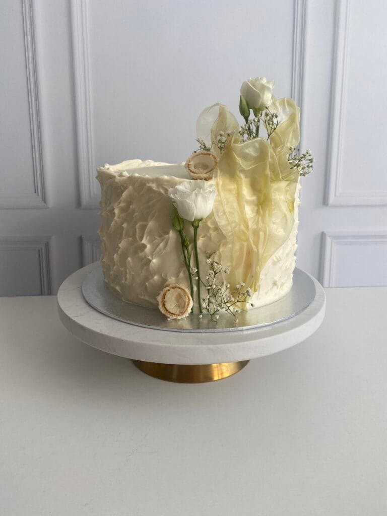 Elegantná krémová svadobná torta zdobená kvetmi od LE BON - Považská Bystrica.