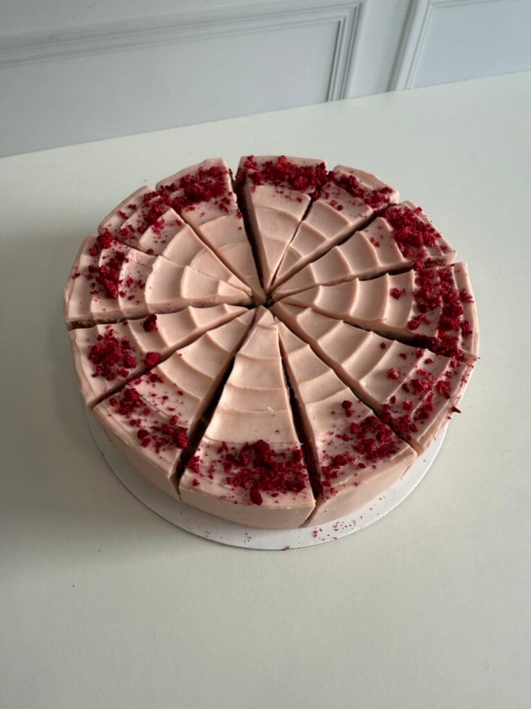 Tvarohová torta s malinami od LE BON - Považská Bystrica.