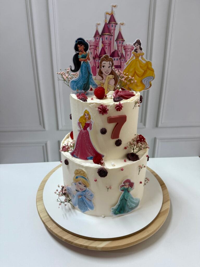 Rozprávková dvojposchodová krémová torta na narodeniny pre deti.