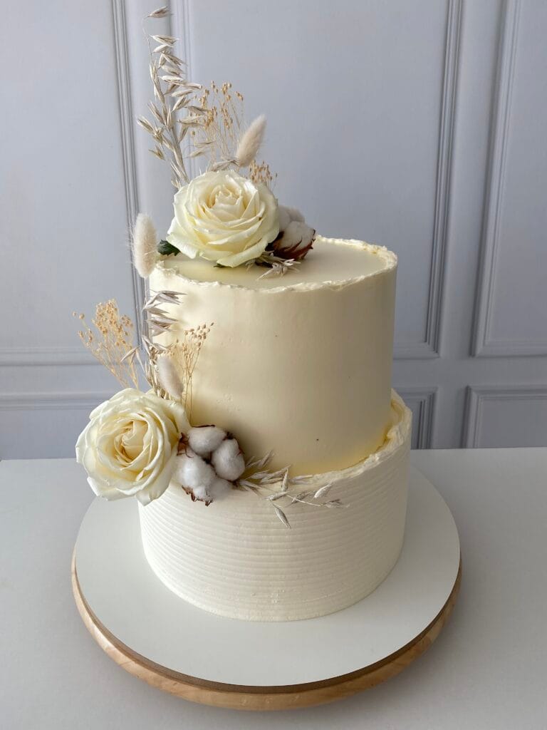 Elegantná dvojposchodová krémová svadobná torta zdobená kvetmi od LE BON - Považská Bystrica.