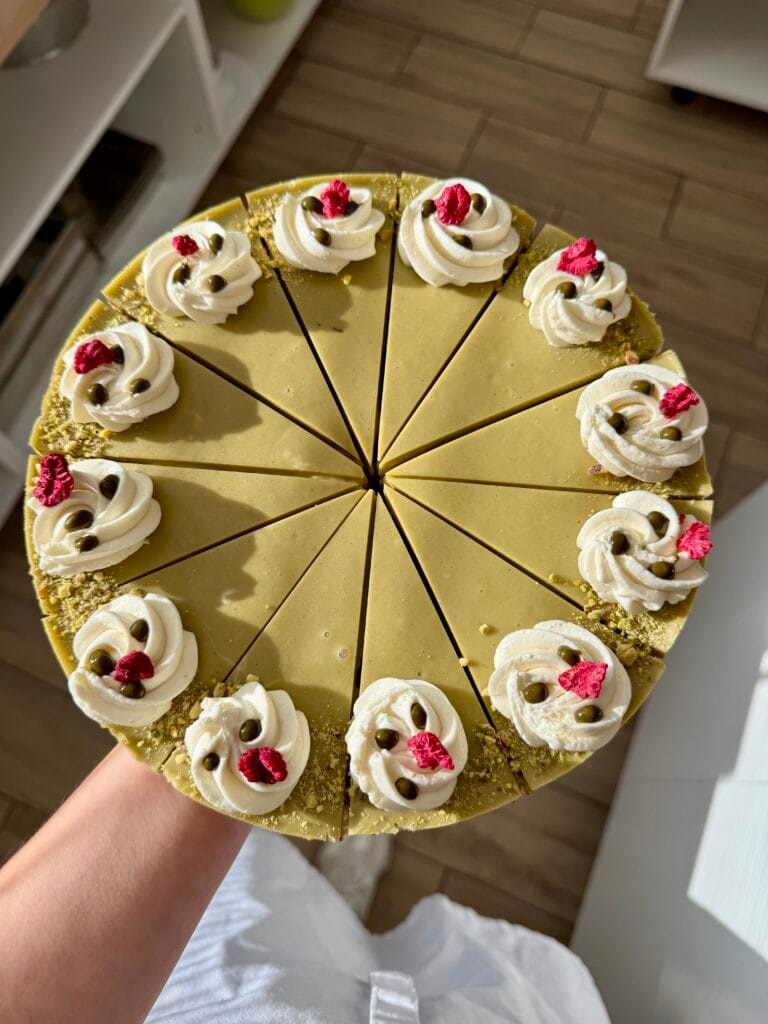 Tvarohová torta s jemným pistáciovým krémom, zdobená ovocím od LE BON cukrárskej výroby.