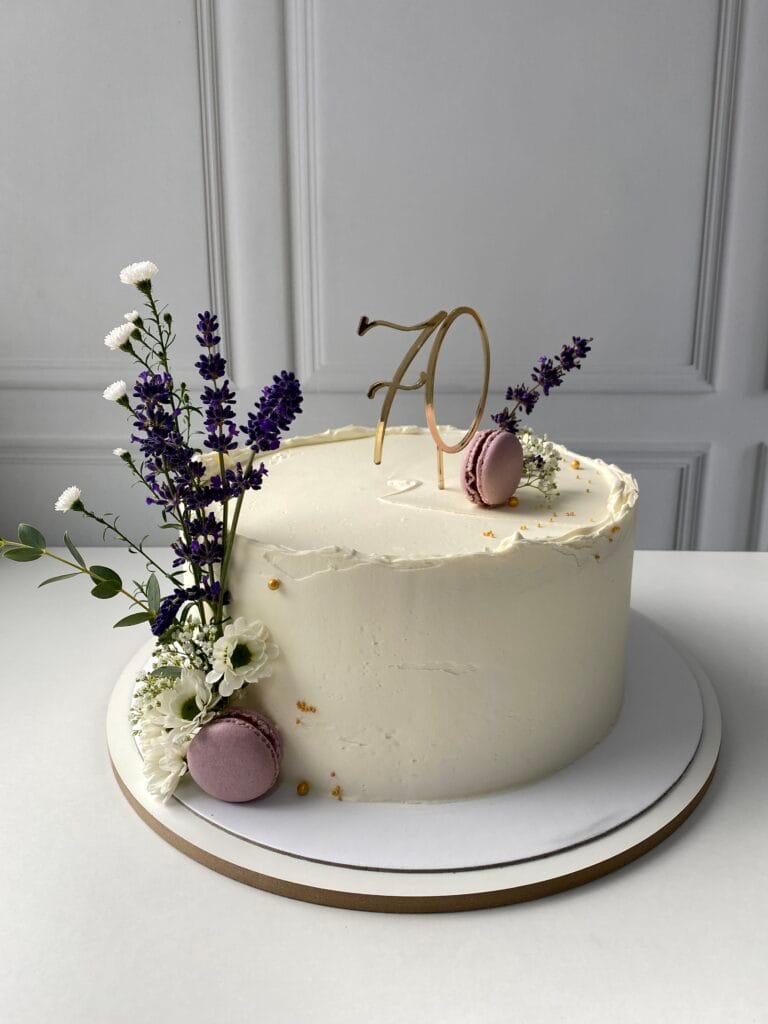 Elegantná jednoposchodová torta na narodeniny zdobená levanduľou a makrónkami od LE BON - Považská Bystrica.