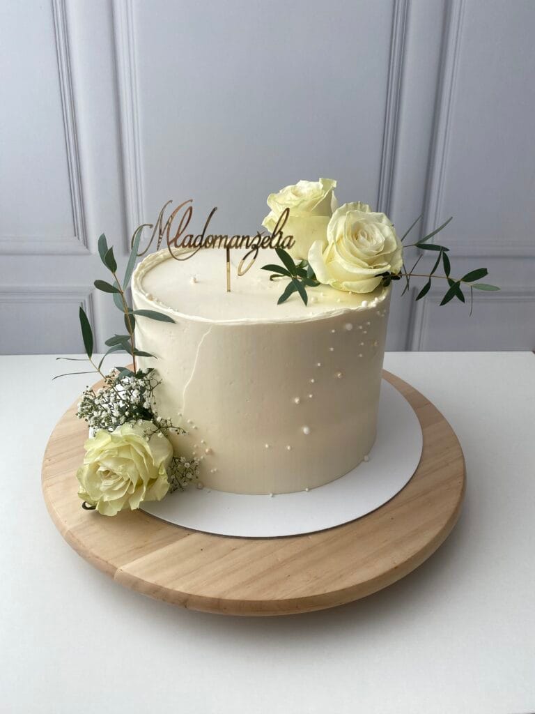 Elegantná krémová svadobná torta zdobená kvetmi od LE BON - Považská Bystrica.